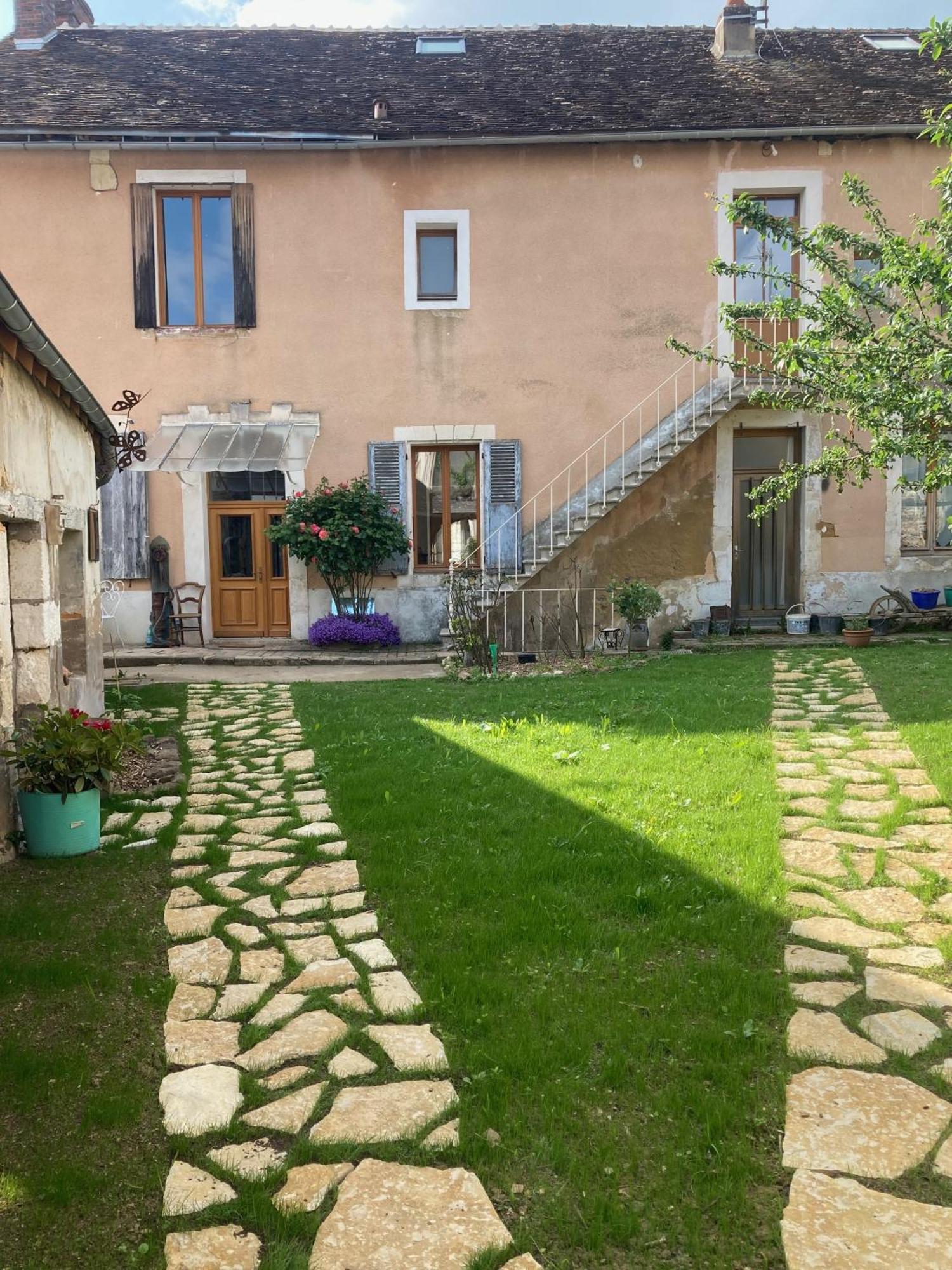 Sur Les Ailes Du Papillon-La Suite Saint-Sauveur-en-Puisaye Exterior foto